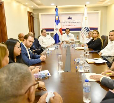 CMD y autoridades acuerdan asignar plazas a 'médicos covid' no reubicados