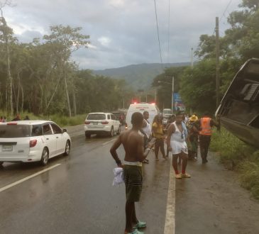 9-1-1 asiste autobús accidentado de 60 pasajeros en El Cruce de Bonao