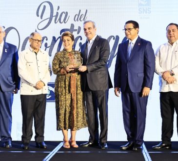 Presidente Abinader condecoró a odontólogos en su día