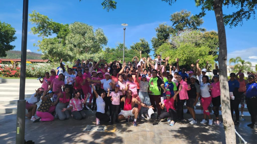 Ginecobstetras participaron en 'zumba rosa' por el cáncer de mama