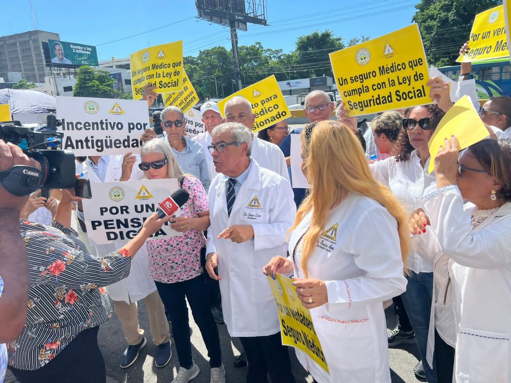 Galenos pensionados y jubilados exigieron reivindicaciones frente a la DGCP