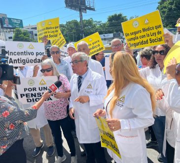 Galenos pensionados y jubilados exigieron reivindicaciones frente a la DGCP