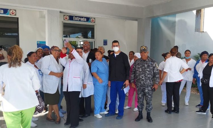 Enfermeros vuelven a denunciar maltrato laboral en el Hospital Dr. Vinicio Calventi