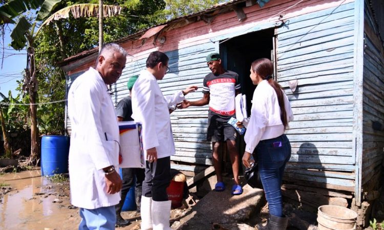 Salud Pública asiste a familias afectadas por las lluvias en Arenoso y Bajo Yuna