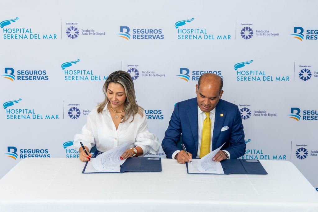 Viviana Betancourt, subdirectora de operaciones y comercial del Hospital Serena del Mar y Víctor Rojas Vicepresidente Ejecutivo de Seguros Reservas