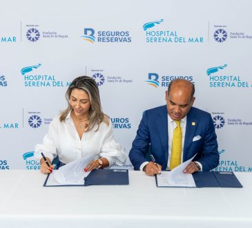 Viviana Betancourt, subdirectora de operaciones y comercial del Hospital Serena del Mar y Víctor Rojas Vicepresidente Ejecutivo de Seguros Reservas