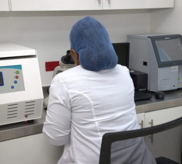 En la actual gestión, desde el 2020 a octubre 2023, la producción ha sido de 83.8 millones de pruebas