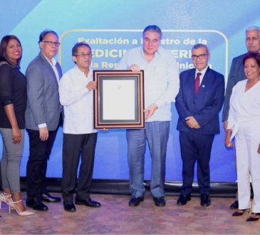 Sociedad de Medicina Interna entregó su máximo galardón al Dr. Carlos Tavárez Rodríguez
