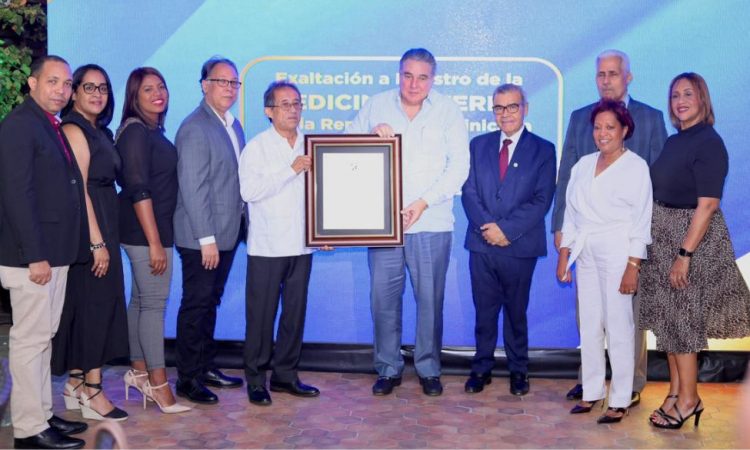 Sociedad de Medicina Interna entregó su máximo galardón al Dr. Carlos Tavárez Rodríguez