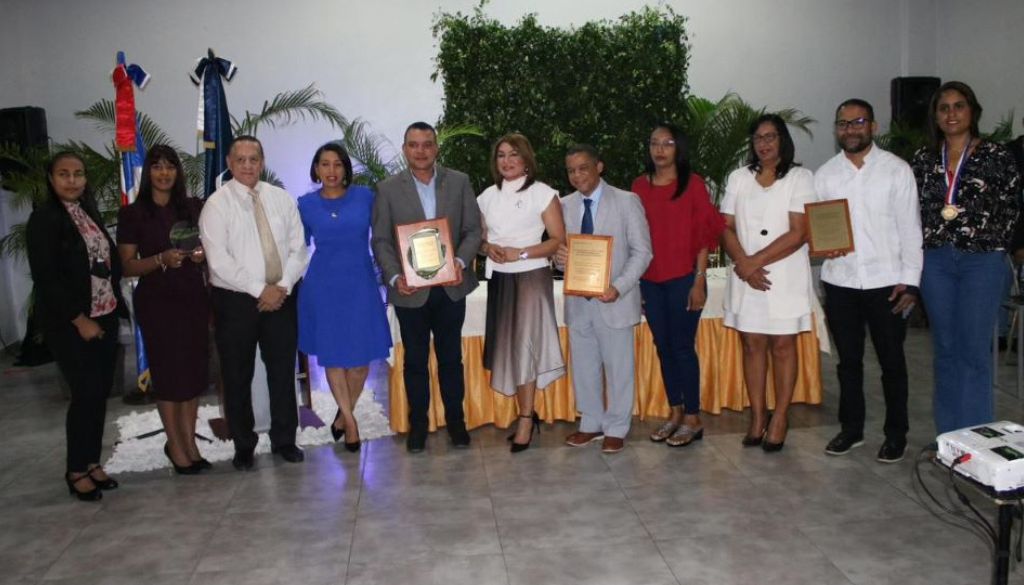 SNS premió al Ney Arias Lora por altos índices de calidad en Hemodiálisis SNS premió al Ney Arias Lora por altos índices de calidad en Hemodiálisis