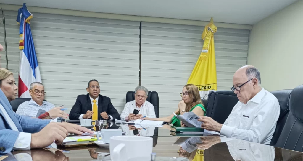 CMD y sociedades médicas discuten agenda de trabajo con el CNSS