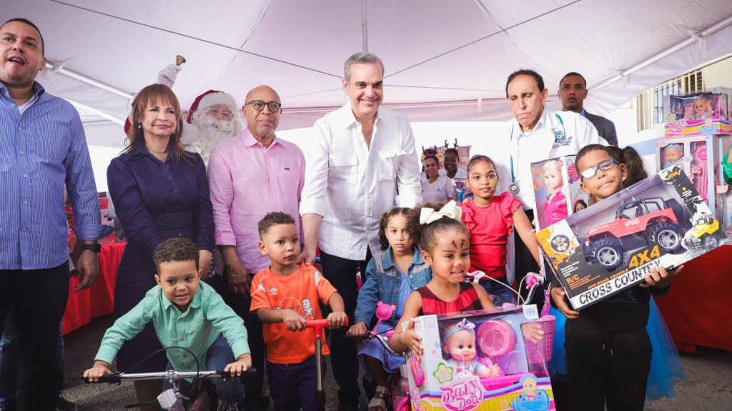 Fundación Cruz Jiminián y presidente Abinader entregaron regalos a niños de Cristo Rey Fundación Cruz Jiminián y presidente Abinader entregaron regalos a niños de Cristo Rey