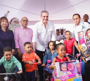 Fundación Cruz Jiminián y presidente Abinader entregaron regalos a niños de Cristo Rey