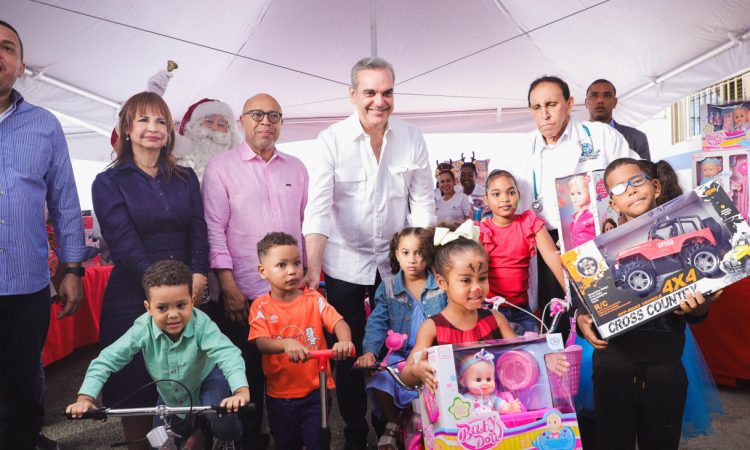 Fundación Cruz Jiminián y presidente Abinader entregaron regalos a niños de Cristo Rey