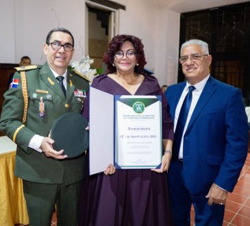 Dra. Yubelki Aquino Rojas fue reconocida en el Premio Nacional de Medicina