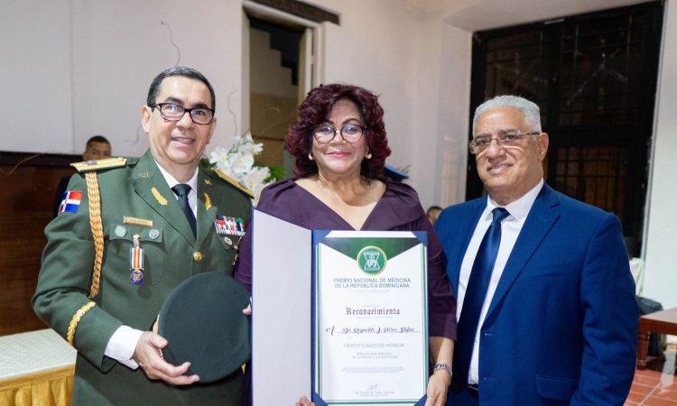 Dra. Yubelki Aquino Rojas fue reconocida en el Premio Nacional de Medicina