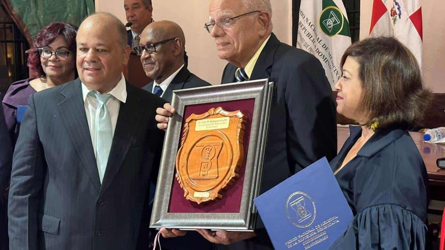 Dr. Julio Manuel Rodríguez Grullón recibió el Premio Nacional de Medicina 2023 Dr. Julio Manuel Rodríguez Grullón recibió el Premio Nacional de Medicina 2023