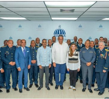 Seguros Reservas entrega póliza vida a bomberos