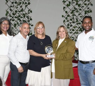 Hospital Arturo Grullón recibe reconocimiento de Educación por el éxito de su Aula Hospitalaria