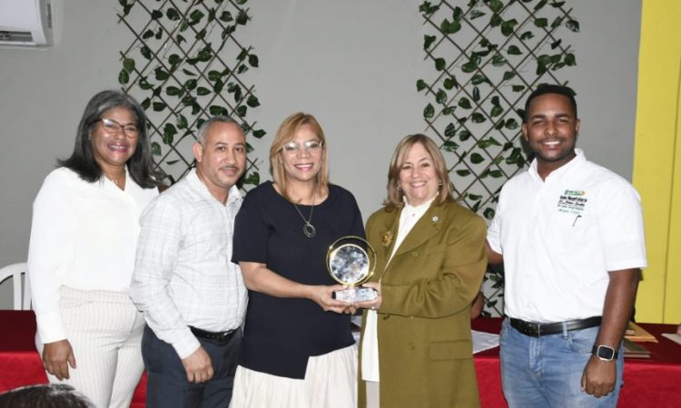 Hospital Arturo Grullón recibe reconocimiento de Educación por el éxito de su Aula Hospitalaria