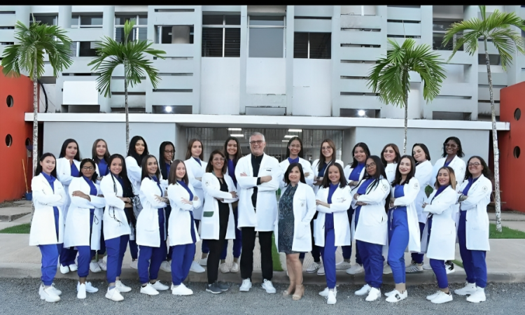 Escuela de Odontología UNPHU realizó su tradicional 'Ceremonia de Bata Blanca'