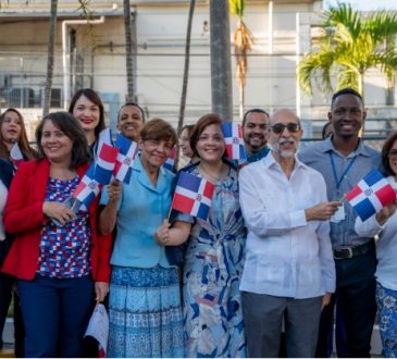 Rehabilitación conmemora el Mes de la Patria con acto de subida de bandera