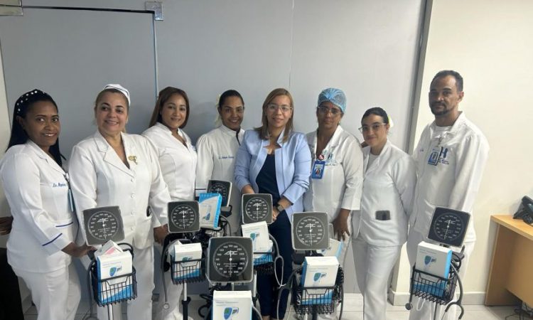 Hospital Arturo Grullón entregó equipos médicos a personal de enfermería
