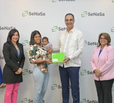 SeNaSa entrega carné a madre del primer bebé nacido en 2024