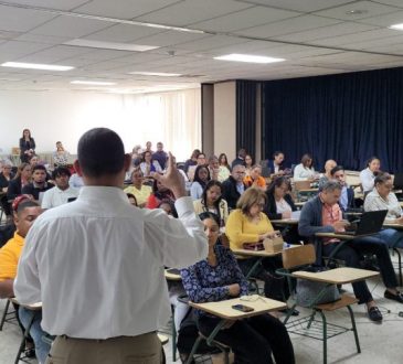 SRSM instruye a encargados de farmacias y almacenes de hospitales para garantizar abastecimiento en 2025