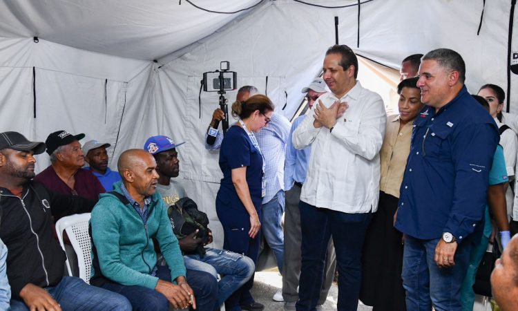 Ministro de salud acompañó jornada médica gratuita en Montecristi