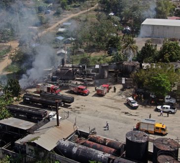9-1-1 no reporta fallecidos en incendio de depósito de combustible en La Guayiga, Pedro Brand