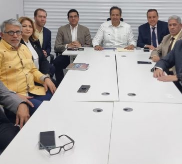 Dr. Víctor Atallah y ADOFEM abordaron importantes temas de salud y educación médica