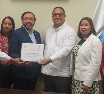 INAP premia al Materno Reynaldo Almánzar por sus buenas prácticas
