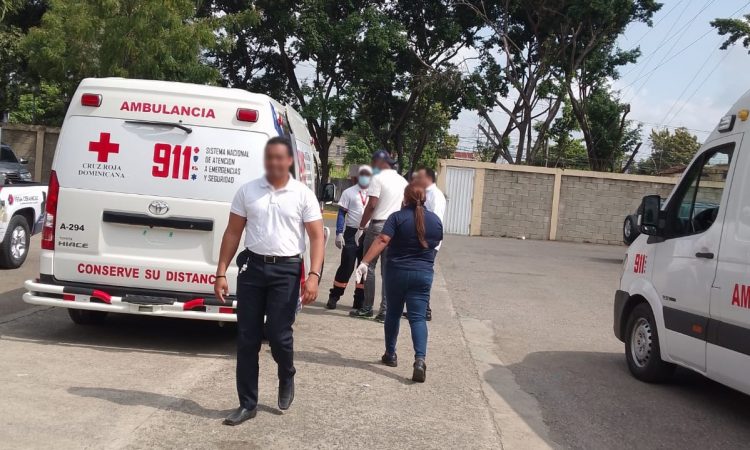 911 coordina asistencia para trasladar 30 estudiantes habrían sido afectados por golpe de calor en centro de La Vega