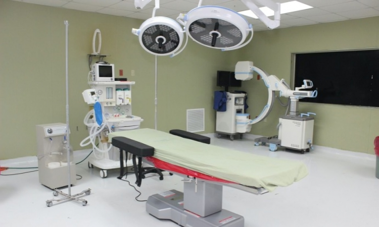 Hospital Ney Arias refuerza su Área de Neurocirugía con moderna mesa quirúrgica