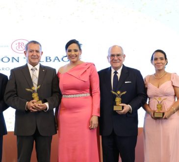 Dr. Feris Iglesias, galardonado por su trayectoria en Premios Vive Sano