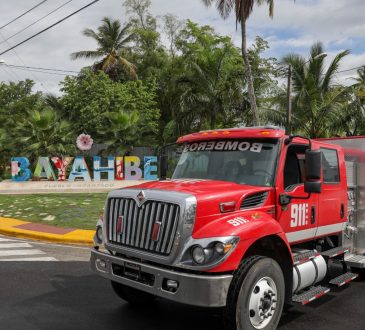 9-1-1 entregó camión de última generación a bomberos en Bayahibe