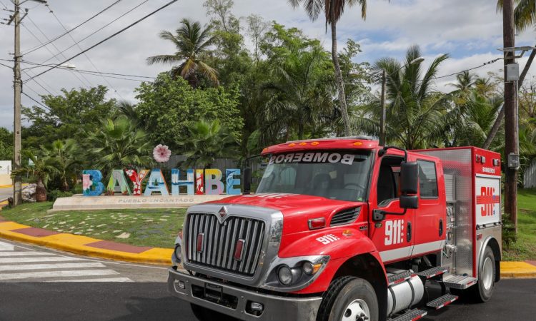 9-1-1 entregó camión de última generación a bomberos en Bayahibe