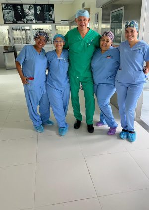 Urólogo robótico norteamericano resaltó labor de enfermeras dominicanas