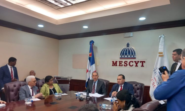 MESCyT y ADOFEM ponen en circulación las nuevas normas de regulación y acreditación de las escuelas de medicina