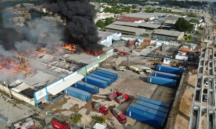 9-1-1 atendió incendio en nave ubicada en autopista Duarte
