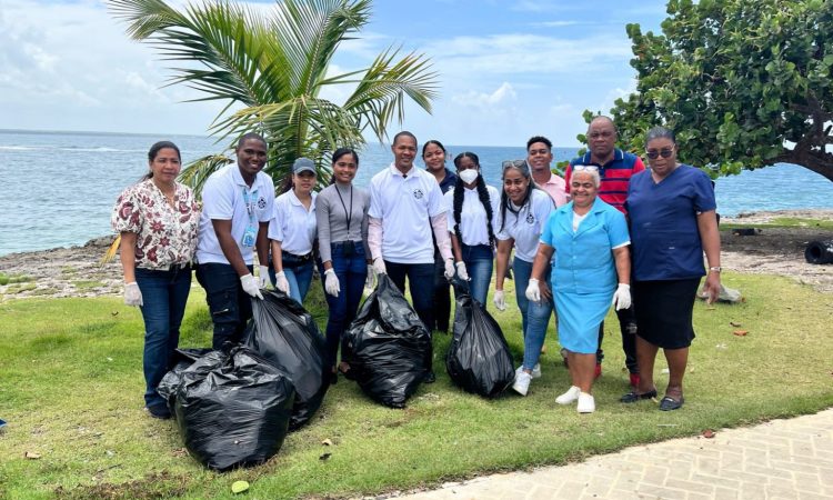 Colaboradores del SRSM y Hospital de Boca Chica realizaron jornada de limpieza