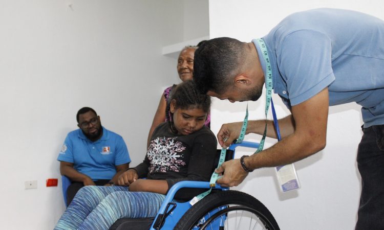 Rehabilitación y Free Wheelchair Mission han donado 2,470 sillas de ruedas desde 2021