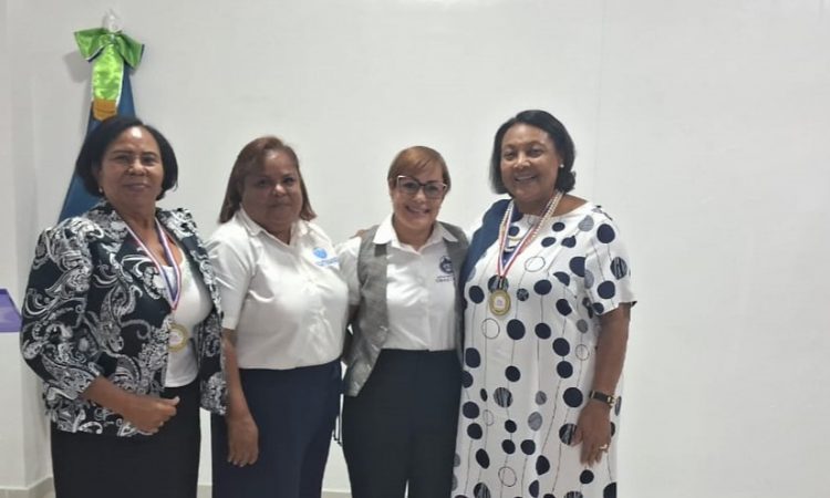 SRS Cibao Central premia labor de enfermeras con 35 años de servicio