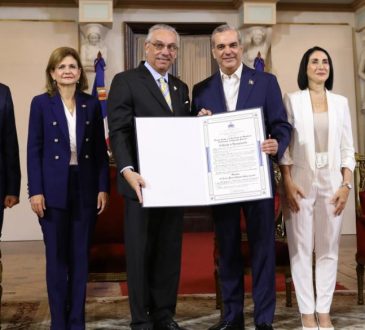 Presidente Luis Abinader otorga reconocimiento a la Excelencia Académica al Dr. Marcos Núñez Cuervo