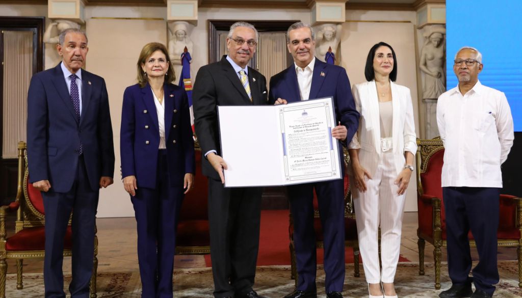 Presidente Luis Abinader otorga reconocimiento a la Excelencia Académica al Dr. Marcos Núñez Cuervo