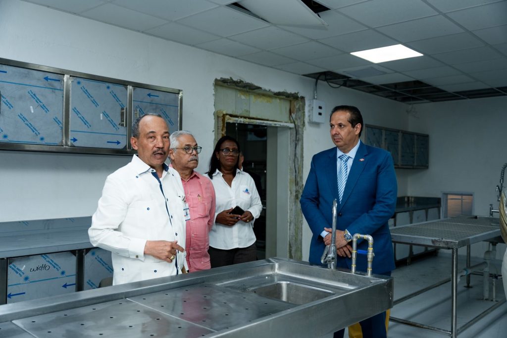 Ministro de salud pide agilizar entrega de dos obras sanitarias en Santo Domingo