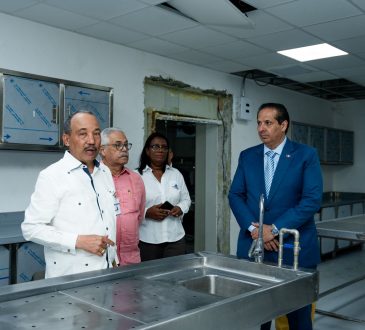 Ministro de salud pide agilizar entrega de dos obras sanitarias en Santo Domingo