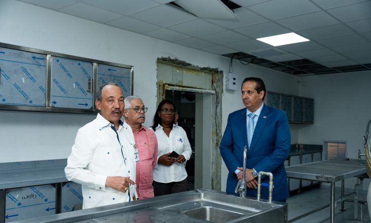 Ministro de salud pide agilizar entrega de dos obras sanitarias en Santo Domingo