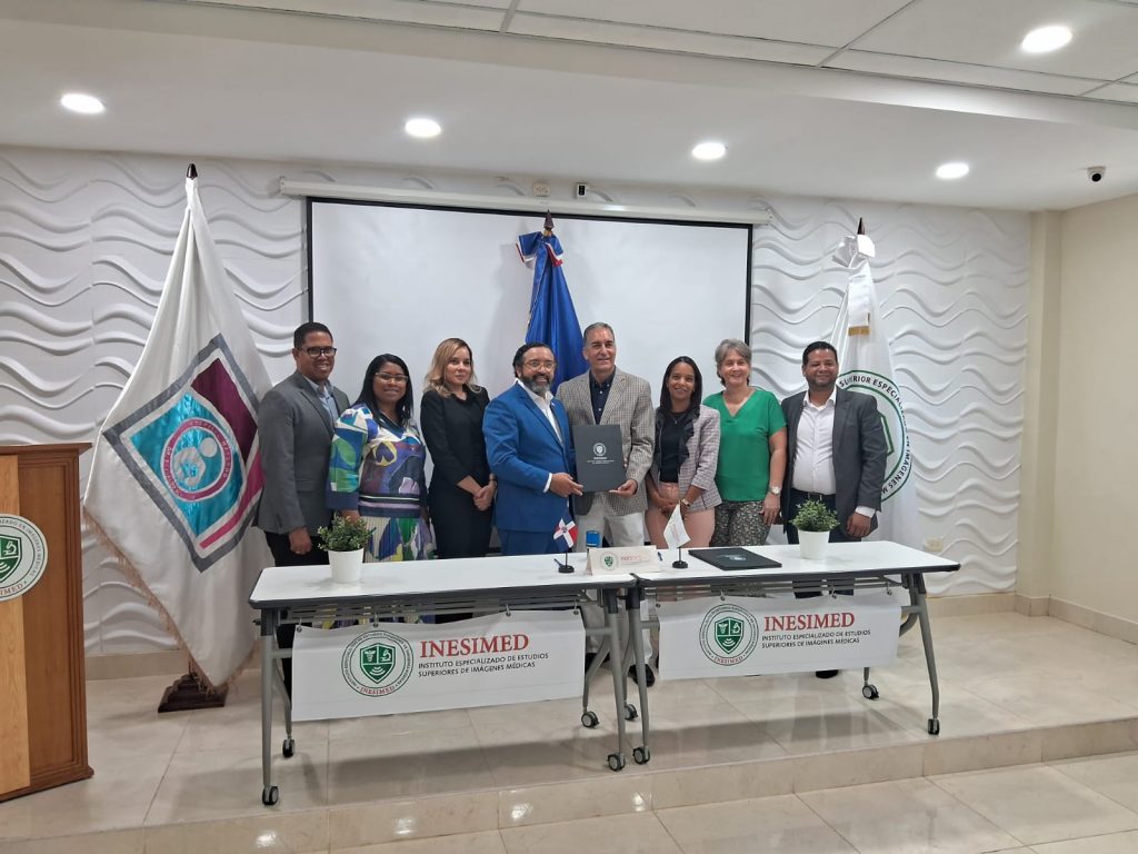 Materno Dr. Reynaldo Almánzar suscribe acuerdo con INESIMED
